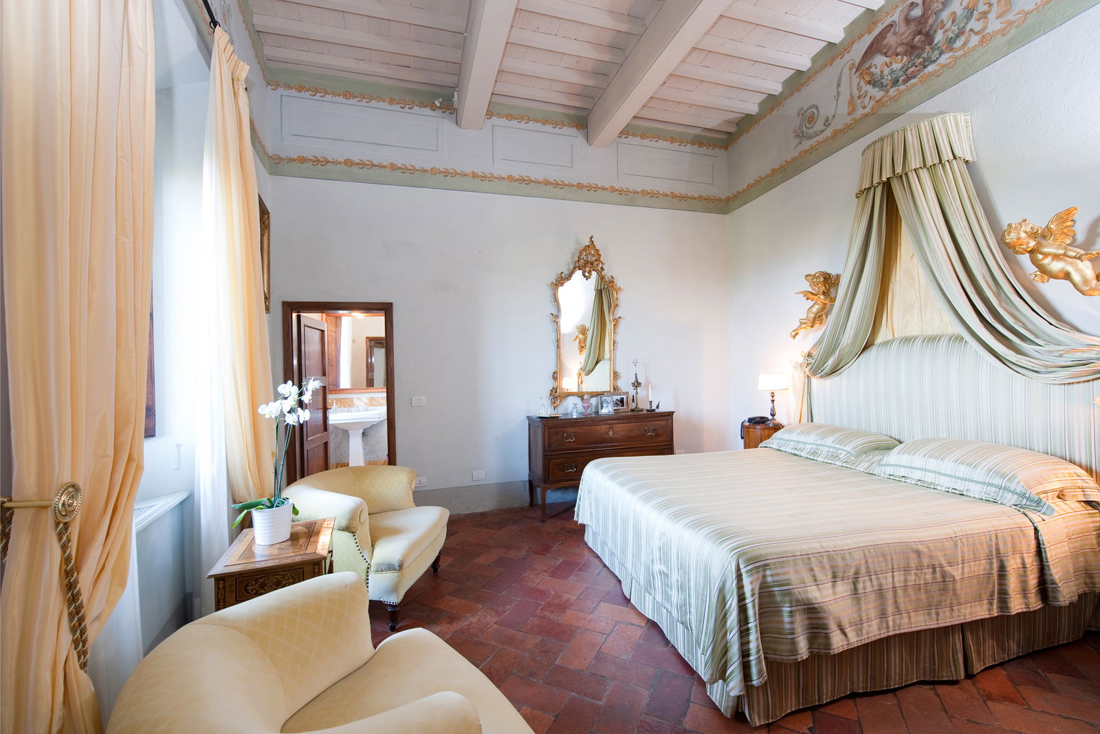 Elegant and comfortable bedrooms with lots of natural light at vacation villa rental Cabbiavoli in Castelfiorentino